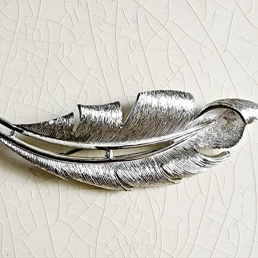 Emmons silver tone intricate feather leaf brooch